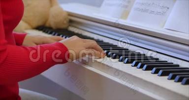 一名学生或专业<strong>钢琴</strong>家在一架漂亮的白色<strong>钢琴</strong>上演奏古典音乐，<strong>钢琴</strong>家的手